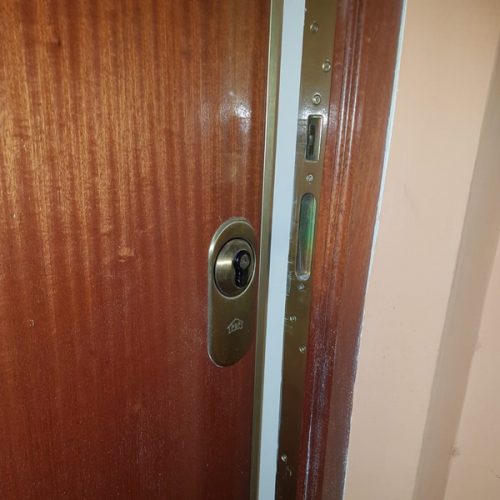 puerta abierta cerradura