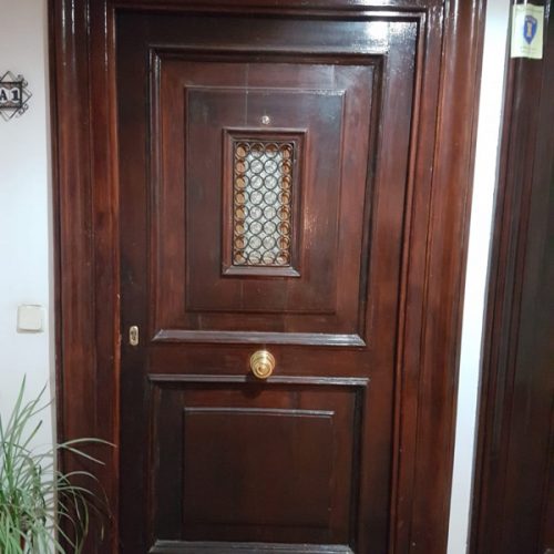 puerta madera mirilla